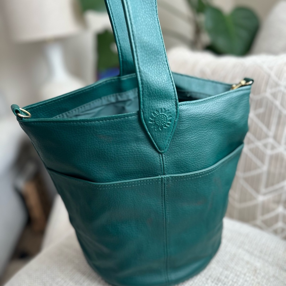 💥 clearance sale Elizabeth Arden Sunflower Faux Leather Bucket  Bag NWOT